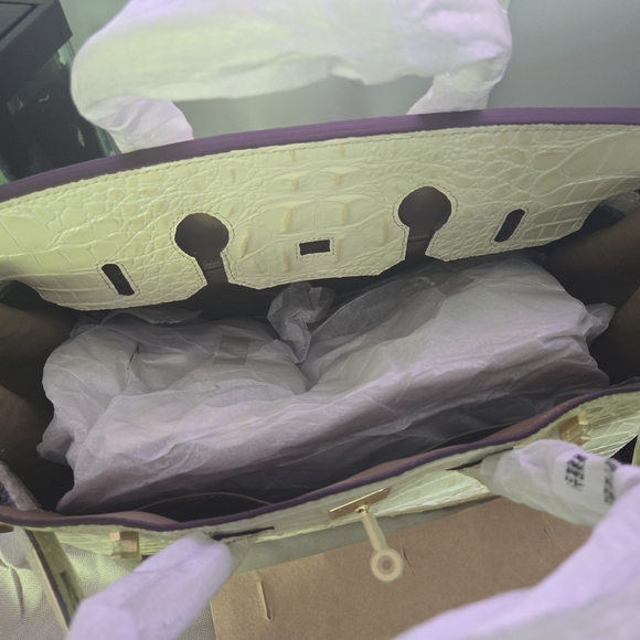 Elegant Cream Crocodile-Embossed Handbag - Picture 3 of 6